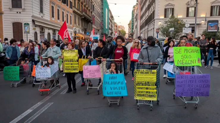 Инфляция в еврозоне остается чрезвычайно высокой. Протестующие в Италии использовали пустые тележки для покупок, чтобы продемонстрировать кризис стоимости жизни.
